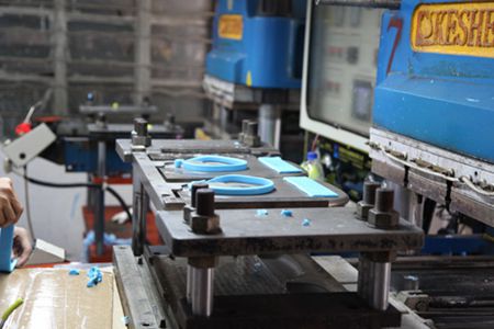 硅膠油壓機成型過程 硅膠油壓機成型過程