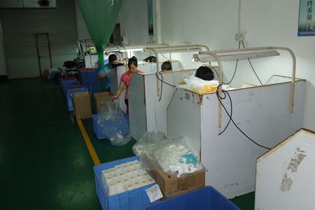 對硅膠產(chǎn)品進行檢驗和拆邊線 對硅膠產(chǎn)品進行檢驗和拆邊線